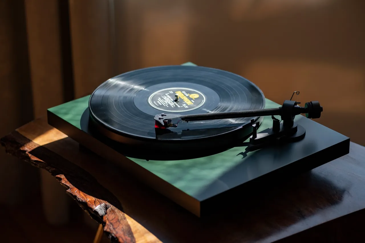 Pro-Ject Debut Carbon EVO Turntable - view 1